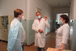 Дмитрий Попов (слева) во время поездки по краевым больницам. 4 сентября 2020 года