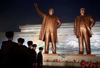 Бронзовые статуи Ким Ир Сена (слева) и Ким Чен Ыра в Пхеньяне
