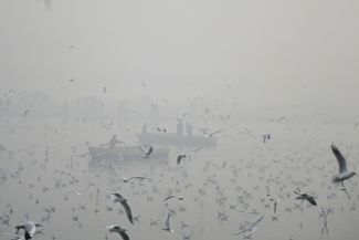 Густой смог на восходе солнца у Кашмирских ворот Ямуна Гхат 26 ноября 2023 года в Нью-Дели, Индия
