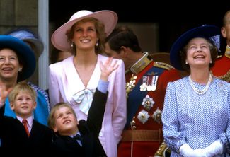 Принцесса Маргарет, принцесса Диана, юные принцы Уильям и Гарри, принц Чарльз и Елизавета II на балконе Букингемского дворца 17 июня 1989 года во время торжеств по случаю официального дня рождения королевы