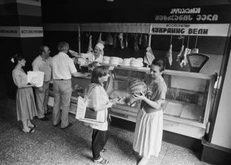Грузинская ССР. Фотография ТАСС рассказывает о широком ассортименте в продовольственном магазине в Мухрани, который круглый год доступен покупателям. 10 августа 1988 года