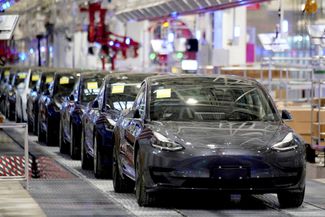Tesla на заводе в Шанхае. 7 января 2020 года