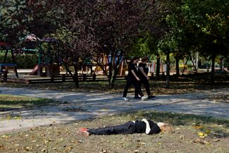 Тело одной из жертв обстрела центра Донецка