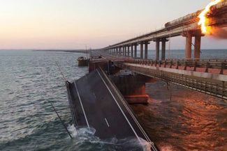 Обрушенный участок Крымского моста. Одна из ниток автодороги уцелела, поэтому к вечеру того же дня движение по мосту восстановилось. 8 октября 2022 года