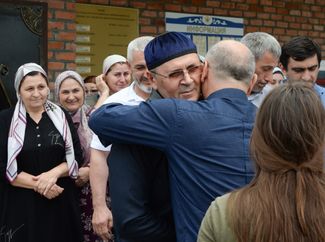 Правозащитник Оюб Титиев (в центре) после выхода из колонии-поселения № 3. Аргун, Чечня. Июнь 2019 года