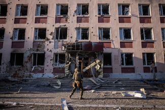 Ukrainian soldiers in the Russian border town of Sudzha, which is currently controlled by the Ukrainian military. August 18, 2024.