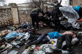 Тела восьми жителей Бучи, казненных российскими военными. 3 апреля 2022 года <br>