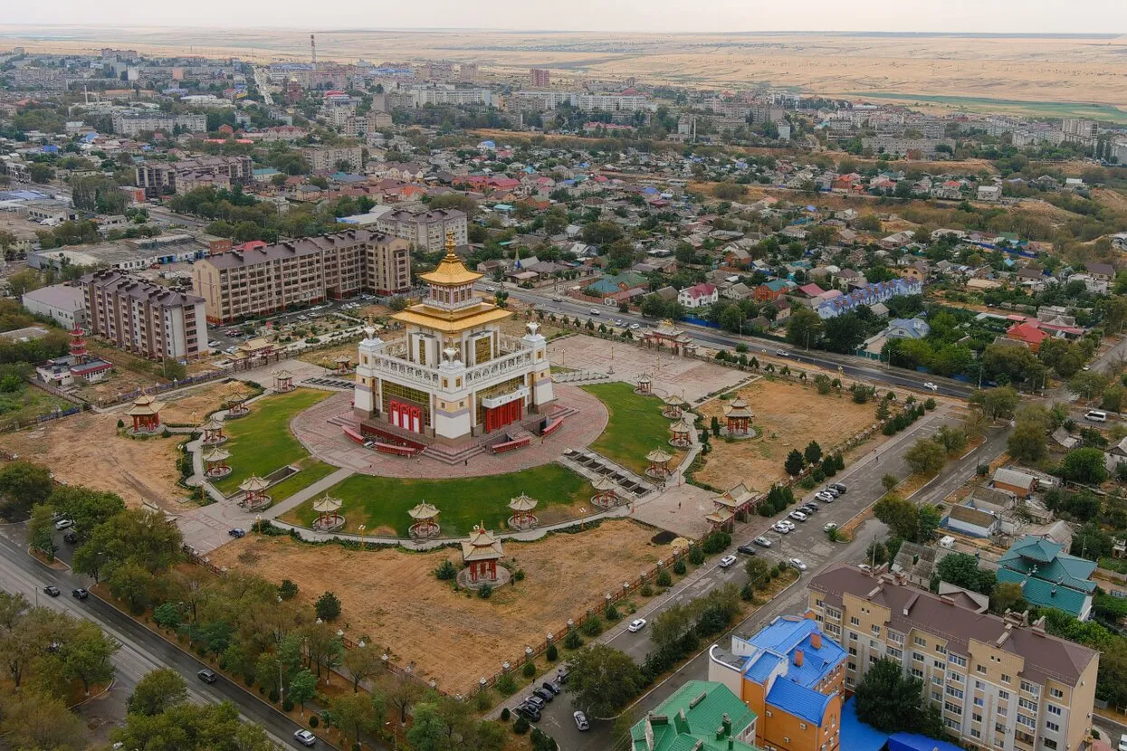 Мы все умрем, а народ будет жить» В Калмыкии живет больше буддистов, чем  где-либо в Европе. Многие из них охотно идут воевать с Украиной. «Верстка»  выяснила, как оправдывают войну те, чья религия