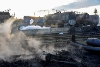 Следы пожара после артобстрела на железнодорожной станции Иловайска, в котором власти самопровозглашенной ДНР обвиняют Украину. По официальной версии, после обстрела произошли разлив и возгорание топлива из стационарной цистерны. О жертвах не сообщается