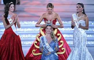 «Мисс мира 2014» Ролин Стросс надевает корону на Мирейю Лалагуна Ройо (в центре). Слева — София Никитчук, справа — Мария Харфанти.