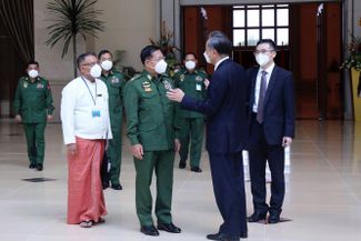 Министр иностранных дел Китая Ван И на встрече с генералом Мин Аун Хлаином. Мьянма, 12 января 2021 года