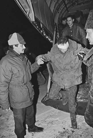Возвращение солдат, раненных в Чечне. Январь 1995 года