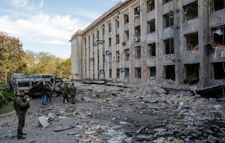 Утром 16 октября было обстреляно здание, которое пророссийские власти Донецка используют в качестве городской администрации. Как <a href="https://t.me/rian_ru/181984" rel="noopener noreferrer" target="_blank">пишет</a> РИА Новости со ссылкой на представительство самопровозглашенной ДНР, это сделали украинские войска