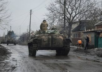 Украинская военная техника на одной из улиц Бахмута