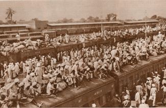 Поезд, переполненный переселенцами, в городе Амритсар на границе Индии и Пакистана. 1947 год