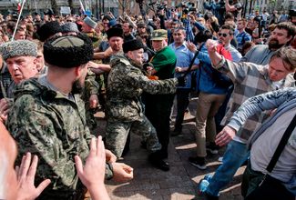 Казаки в столкновениях с участниками оппозиционной акции Алексея Навального в Москве. 5 мая 2018 года