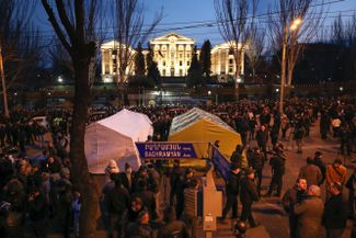 Участники акции против Никола Пашиняна устанавливают палатки около здания парламента Армении