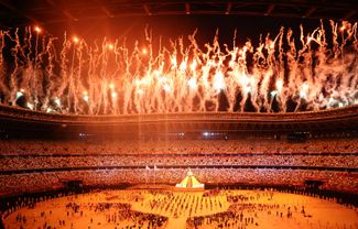 После того, как олимпийский огонь зажегся, над стадионом вспыхнули фейерверки