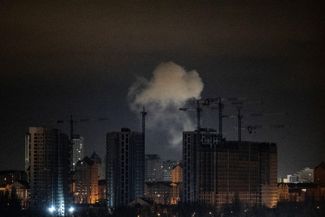 Дым над Киевом во время атаки беспилотников 