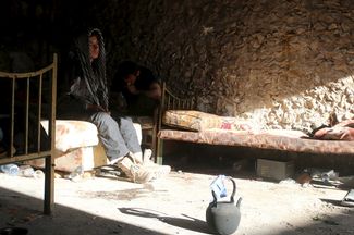 Члены группировки «Нур аль-Дин Зинки» отдыхают в доме в поселении на севере от Алеппо, 19 апреля 2016 года
