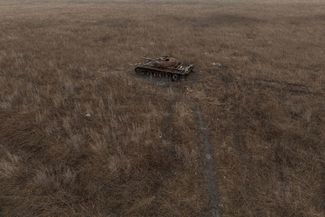 Подбитый танк в поле недалеко от Изюма