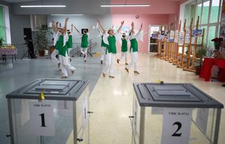 Выступление танцевального коллектива на избирательном участке во время выборов президента РФ в Мариуполе, Донецкая область