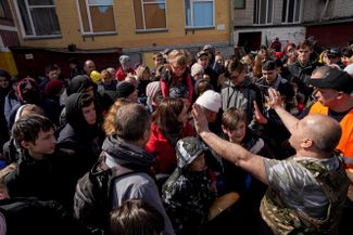 Люди ожидают гуманитарной помощи во дворе школы в Чернигове<br>