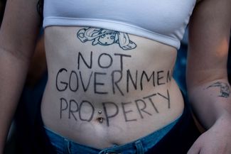 Надпись на животе участницы протестов в Вашингтоне: «Не является государственной собственностью»