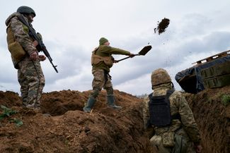 Солдаты территориальной обороны Херсона укрепляют свои позиции на подступах к городу