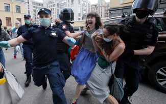 Police arrest a supporter of the suspects in the “Network” case in St. Petersburg on June 22, 2020