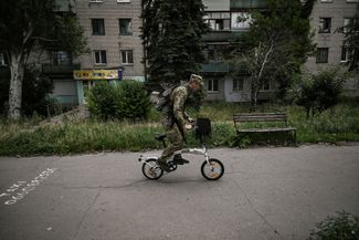 Украинский военнослужащий на велосипеде