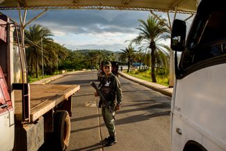 Боец Национальной гвардии проверяет автомобили на пункте досмотра в «золотой столице» Венесуэлы, городе Эль-Кальяо, штат Боливар