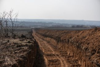 В Запорожской области украинские войска возводят три линии обороны. Защитные сооружения включают в себя противотанковые рвы шириной четыре метра и глубиной полтора метра, которые должны остановить тяжелую технику в случае прорыва российских войск