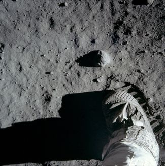 След Эдвина «Базза» Олдрина на лунной поверхности. Хорошо виден внешний ботинок астронавта и свойства лунного реголита, в котором остается след. Такие «ботинки на ботинки» надевались астронавтами для выхода на поверхность Луны и защищали внутренние ботинки скафандра от повреждений, перепадов температуры и загрязнения реголитом. Лунный реголит у экватора практически абсолютно сухой, но обладает повышенными свойствами слипания, подобно земному мокрому песку, из-за крайне неровной поверхности фрагментов реголита и <a href="https://ru.wikipedia.org/wiki/%D0%A1%D0%B8%D0%BB%D1%8B_%D0%92%D0%B0%D0%BD-%D0%B4%D0%B5%D1%80-%D0%92%D0%B0%D0%B0%D0%BB%D1%8C%D1%81%D0%B0" rel="noopener noreferrer" target="_blank">сил Ван-дер-Ваалса</a>.