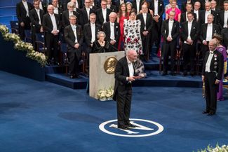 Церемония вручения Нобелевской премии в Стокгольмском концертном зале в присутствии Шведской Королевской семьи, 10 декабря 2017 года