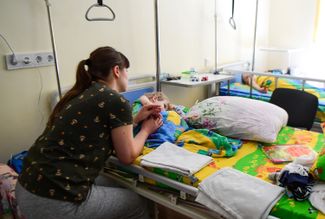 Пациенты краевой детской клинической больницы № 2 после первой инъекции курса препарата «Спинраза». Владивосток, 28 мая 2020 года