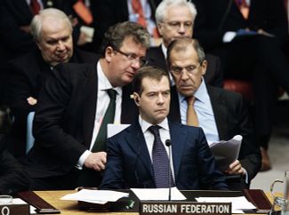 Слева направо: Сергей Приходько (на тот момент — помощник президента), президент России Дмитрий Медведев и министр иностранных дел Сергей Лавров на заседании Совета безопасности ООН, Нью-Йорк, 24 сентября 2009 года