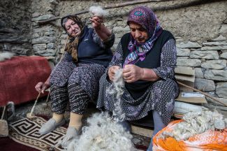Жительницы села Нижнее Гаквари Цумадинского района чистят и прядут овечью шерсть