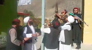 Талибы поднимают флаг рядом с резиденцией губернатора Панджшера. 6 сентября 2021 года