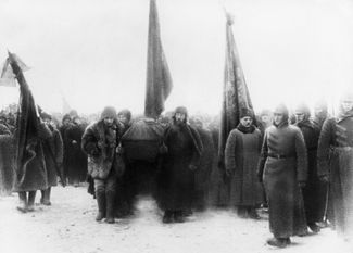Похороны Владимира Ленина в январе 1924 года. Члены Политбюро, в том числе Иосиф Сталин (слева), несут гроб с телом вождя. Москва, неподалеку от Красной площади