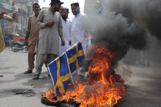 Протестующие в Пакистане сжигают флаг Швеции. 5 июля 2023 года