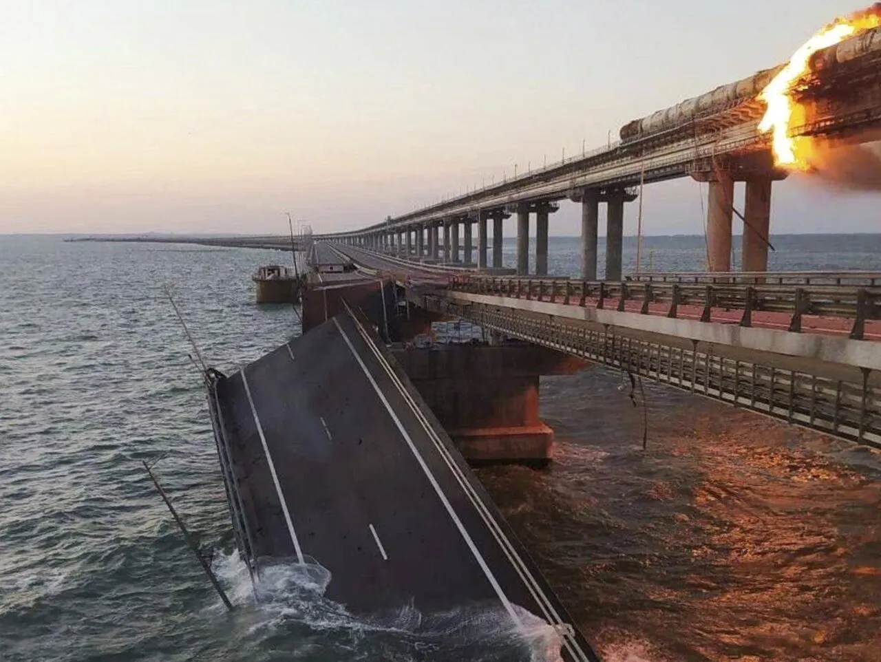 Взрыв на Крымском мосту — одно из главных поражений Путина в этой войне.  Как это было Двести двадцать седьмой день войны. Фотографии — Meduza