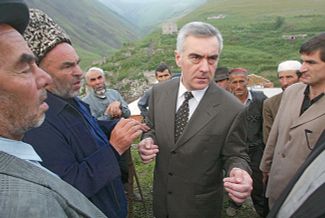 Мурат Зязиков во время рабочей поездки в Ассиновское ущелье вскоре после избрания президентом Ингушетии, 2 августа 2002 года