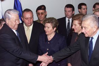Борис и Наина Ельцины с экс-президентом Израиля Эзером Вейцманом (справа), 6 января 2000 года