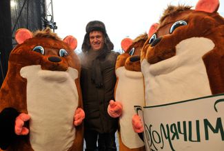 Many attended the rallies in costumes. Sometimes, this led to absurd situations. For example, at a protest on Bolotnaya Square, opposition figure Alexey Navalny had his photo taken with members of the youth movement Rossiya Molodaya (Young Russia) who were wearing hamster costumes. At the time, pro-Kremlin activists had started referring to Navalny’s supporters as hamsters.