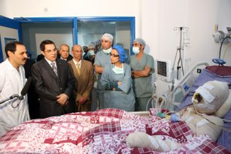 28 декабря 2010 года. Через десять дней после начала протестов в Тунисе президент страны Бен Али посетил в больнице Мухаммеда Буазизи, с самосожжения которого началась «арабская весна». Еще через неделю Буазизи скончался, его похороны привели к новой волне демонстраций