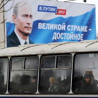 Рекламные щиты с плакатами из предвыборной кампании Путина можно было найти в любом регионе страны. На этом плакате лозунг: «Великой стране — достойное будущее!» Фотография сделана в Смоленске 2 марта, за два дня до выборов