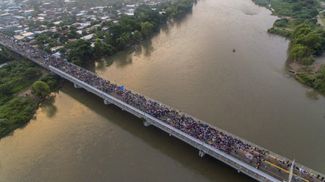 Караван мигрантов на мосту через реку Сучьяте на границе Гватемалы и Мексики. 20 октября 2018 года
