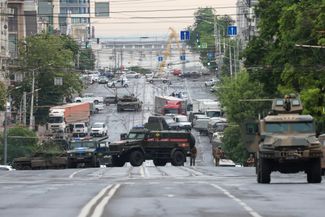 Военнослужащие российской армии на улице Красноармейской