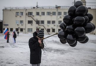 Участник пикета валютных заемщиков в Парке Горького в Москве 28 декабря 2014 года.